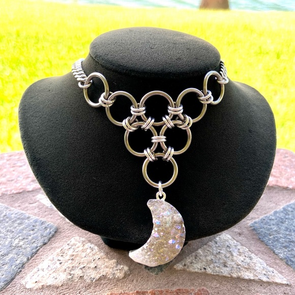 Maille stainless steel necklace with rainbow iridescent druzy quartz moon charm - Picture 9 of 12